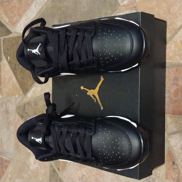 NWT Jordon 1 Low Youth Cleat size 4.5Y - Picture 2 of 9